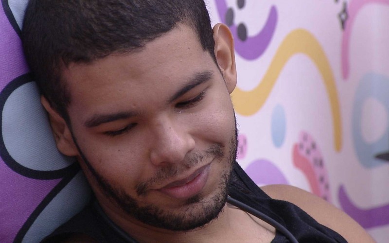 Vinicius chora ao fazer carinho em Eliezer