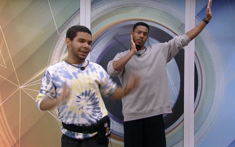 Vinicius ensina para Paulo André passos de dança