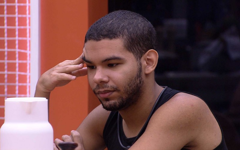 Vinicius observa no BBB 22: 