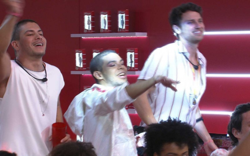 Vinicius tieta Thiaguinho em show no BBB 22: 