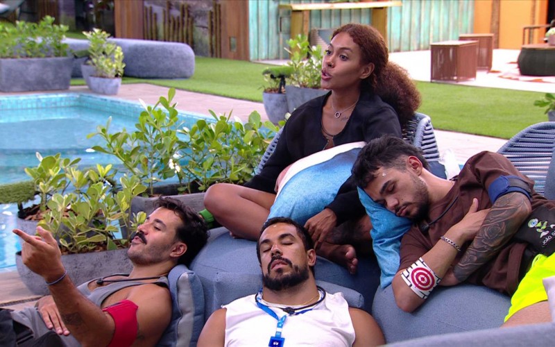 Vitória Strada cola adesivos em participantes dormindo