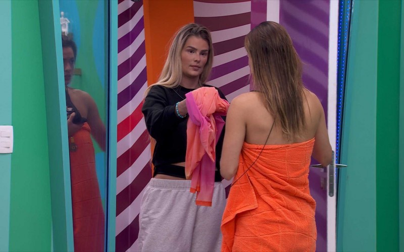 Yasmin empresta vestido para Beatriz e revela: 