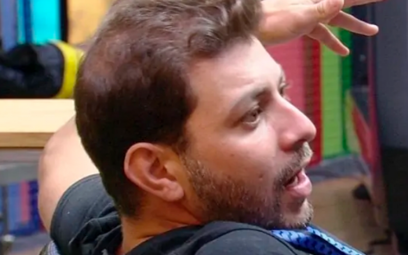 BBB 2021: Internautas acusam Caio de simular queda no banheiro