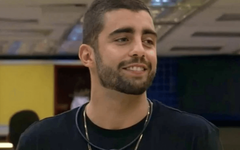 BBB2: Scooby reclama de água quente no banho: “Queimou minha bunda”