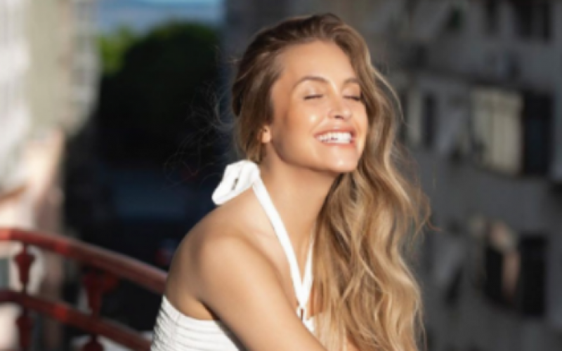 Fãs fazem vaquinha e dão celular para Carla Diaz: “Vocês são doidos”