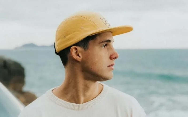 Gabriel da casa de vidro do BBB diz que ficou com Anitta e é primo de ator