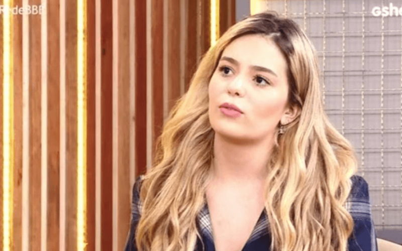 Viih Tube brinca sobre 