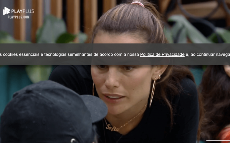 Polícia e advogados de Dayane Mello estão na porta da sede de A Fazenda