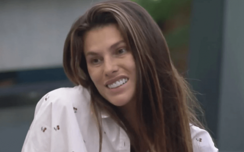 A Fazenda 13: Dayane banca a agente do caos e provoca barraco entre mulheres.