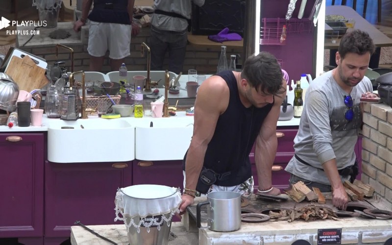 Fazendeiro, Lucas aprende a acender o fogão a lenha com Viny