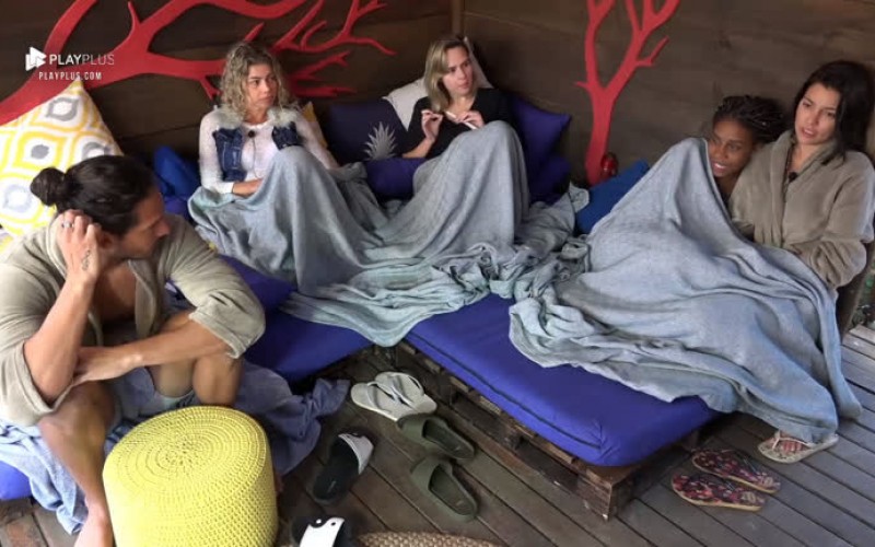 Gabi diz para João: "Eu queria ficar com qualquer um"