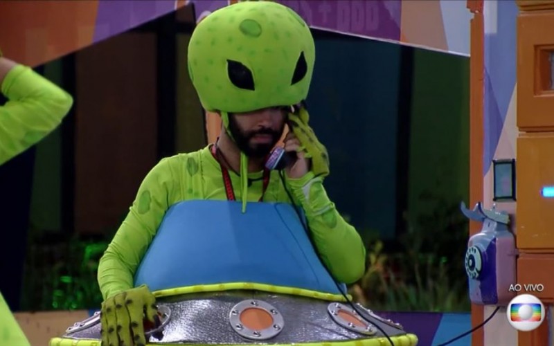 Gilberto atende o big fone e escolhe Sarah para iniciar a votação de amanhã