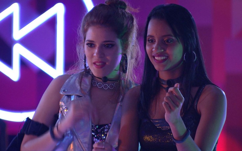 Gleici e Ana Clara assistem a vídeos das provas: 