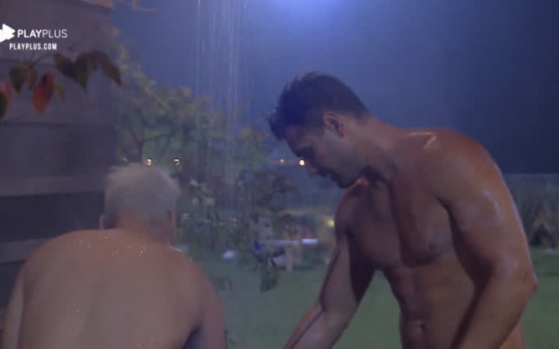 Gui e Viny tomam banho quente durante a madrugada: 