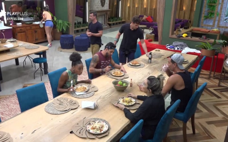 Gui Leão faz o almoço, e peões o parabenizam: 