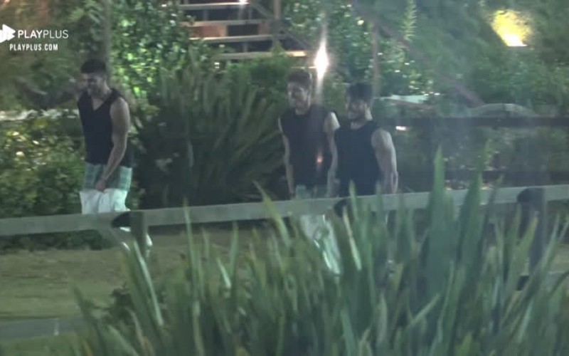 Gui, Lucas e Netto disputam corrida com sacos