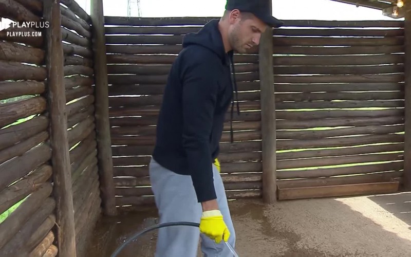 Guilherme Leão acorda cedo para limpar chiqueiro da sede