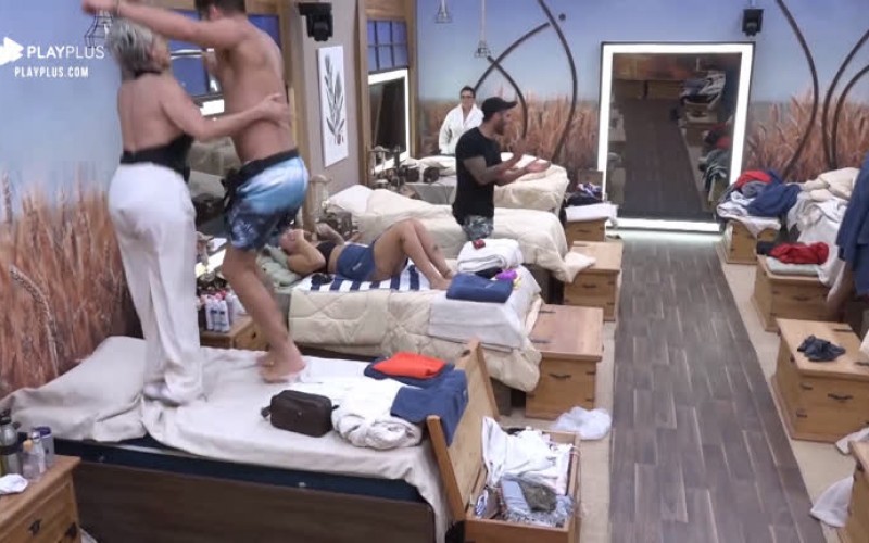 Guilherme Leão e Andréa Nóbrega pulam na cama e divertem peões