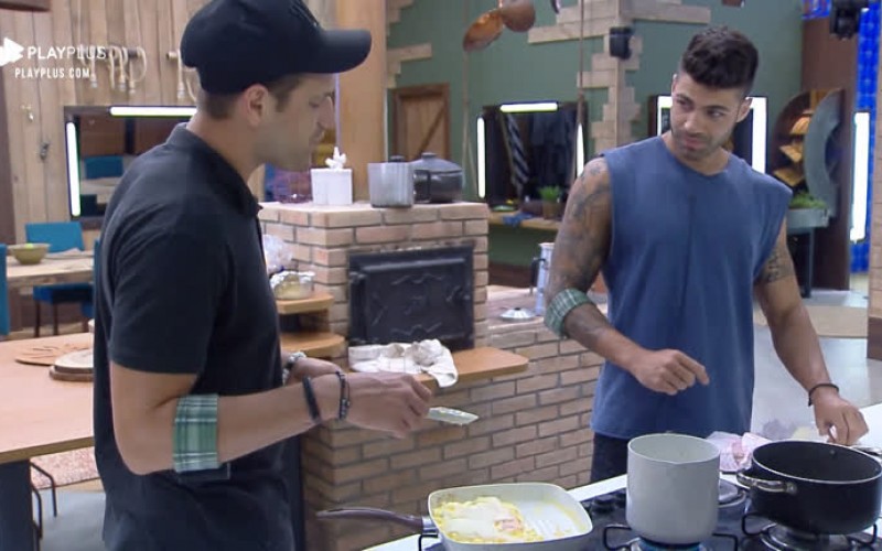 Guilherme Leão e DJ Netto preparam o café da manhã