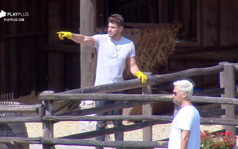 Guilherme Leão ensina atividades de jardinagem para Viny Vieira