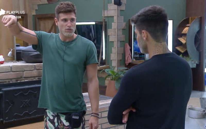 Guilherme Leão ensina Netto a lidar com a horta: 