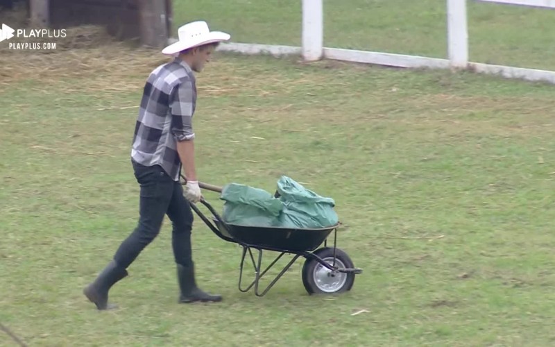 Guilherme Leão pega pesado na atividade das vacas