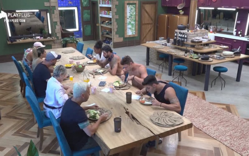 Guilherme Leão prepara bife com purê para o almoço dos peões