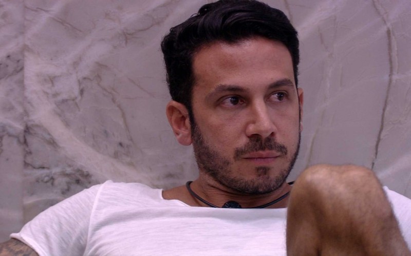 Gustavo reclama de Hana: 