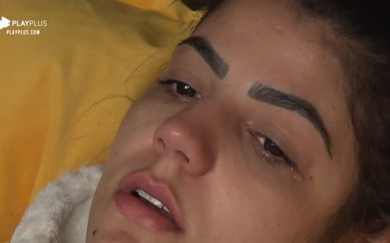 Hari Almeida chora em silêncio na Casa da Árvore