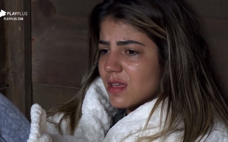 Hari Almeida chora na Casa da Árvore após perder o sono