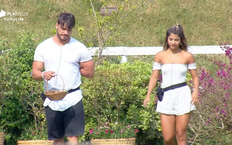 Hari Almeida e Lucas Viana colhem flores para enfeitar mesa