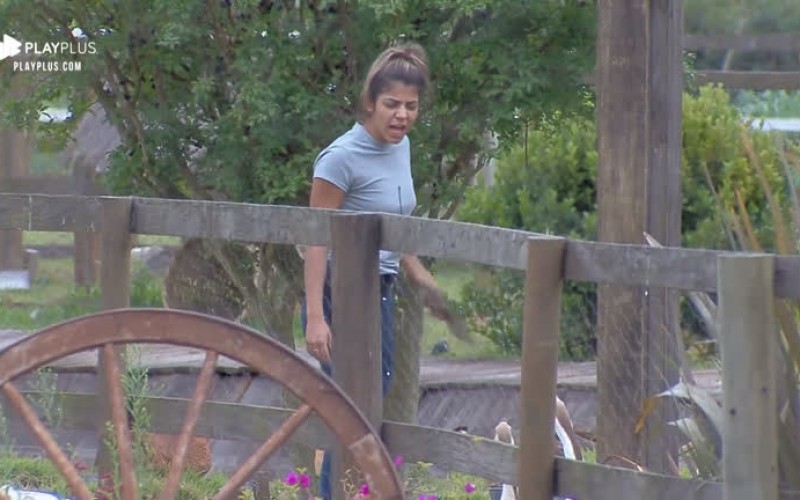 Hari Almeida grita com os gansos na hora de limpar o lago