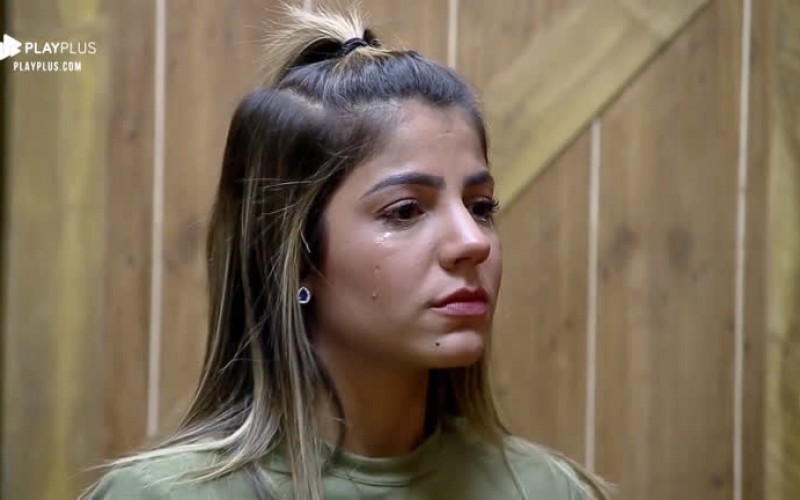 Hari Almeida se isola na despensa e cai no choro: 