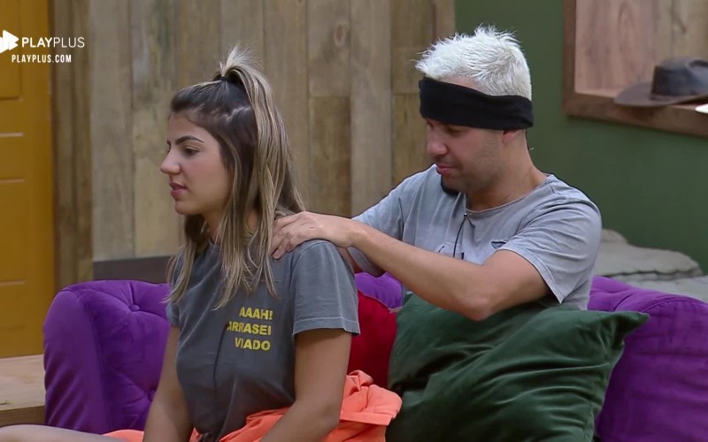 Hari reclama de dor muscular e ganha massagem de Viny