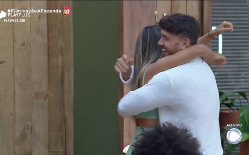 Hari volta para sede e é recebida por Lucas com abraço