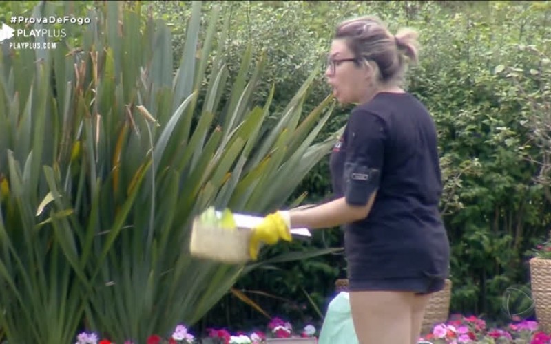 Hilário! Thayse sofre para cuidar das aves