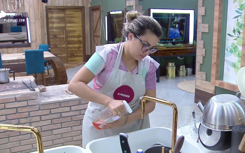 Irritada, Thayse Teixeira xinga quem diz que ela não lava louça