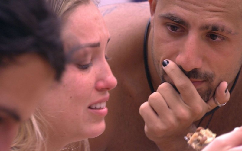 Jéssica chora ao cumprir promessa de comer rã