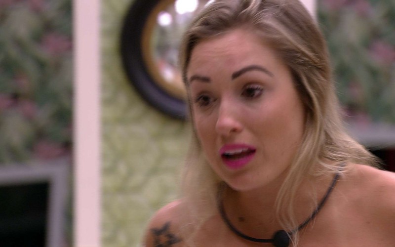 Jéssica lamenta com Kaysar: 