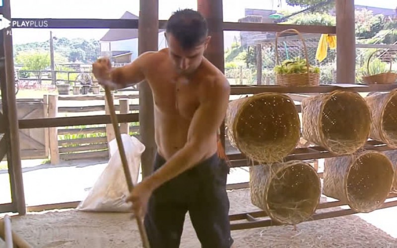 Jorge acorda cedo para alimentar as galinhas e limpar o galinheiro