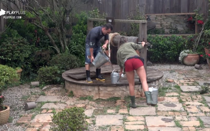 Jorge ajuda Hari a tirar água do poço