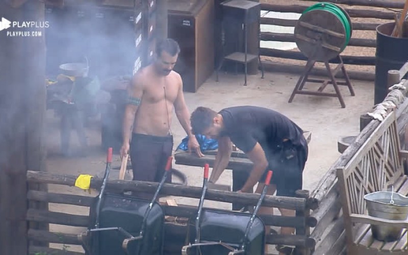 Jorge e Guilherme sofrem para acender fogão à lenha