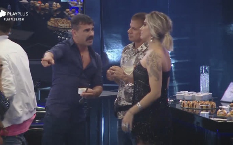 Jorge e Tati trocam farpas durante festa: 