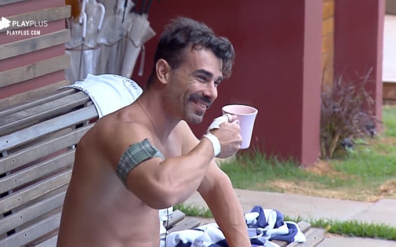 Jorge Sousa está entusiasmado em tirar e beber leite 