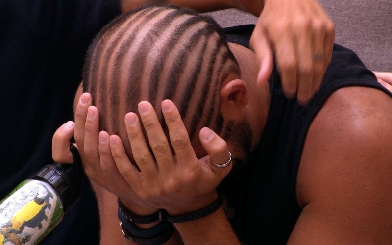 Kaysar chora ao ouvir recado da mãe