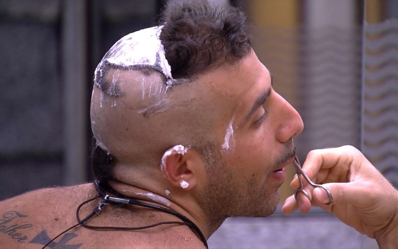 Kaysar olha o corte no espelho e diz: 