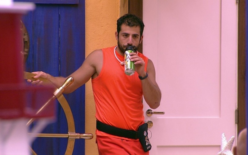 Kaysar recebe atendimento médico e sai com curativo no pé