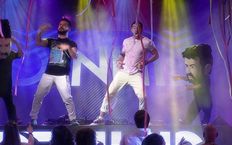 Kaysar sobe na mesa de som e rebola com Dennis DJ