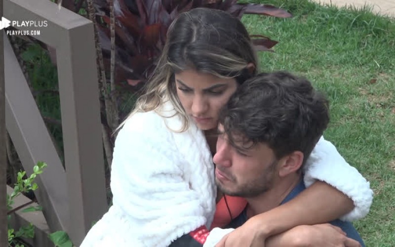 Lucas chora ao falar do pai e é consolado por Hariany