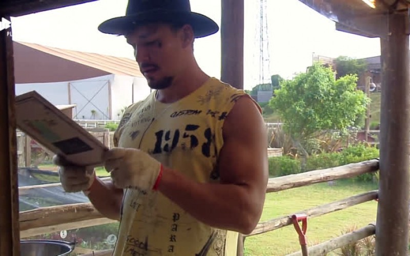 Lucas confere no manual a forma certa de cuidar da vaca